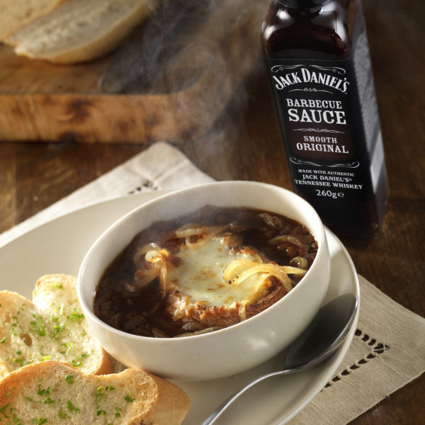 Карамелизирана лучена супа с барбекю сос Оригинален Jack Daniel‘s, чесново хлебче и моцарела